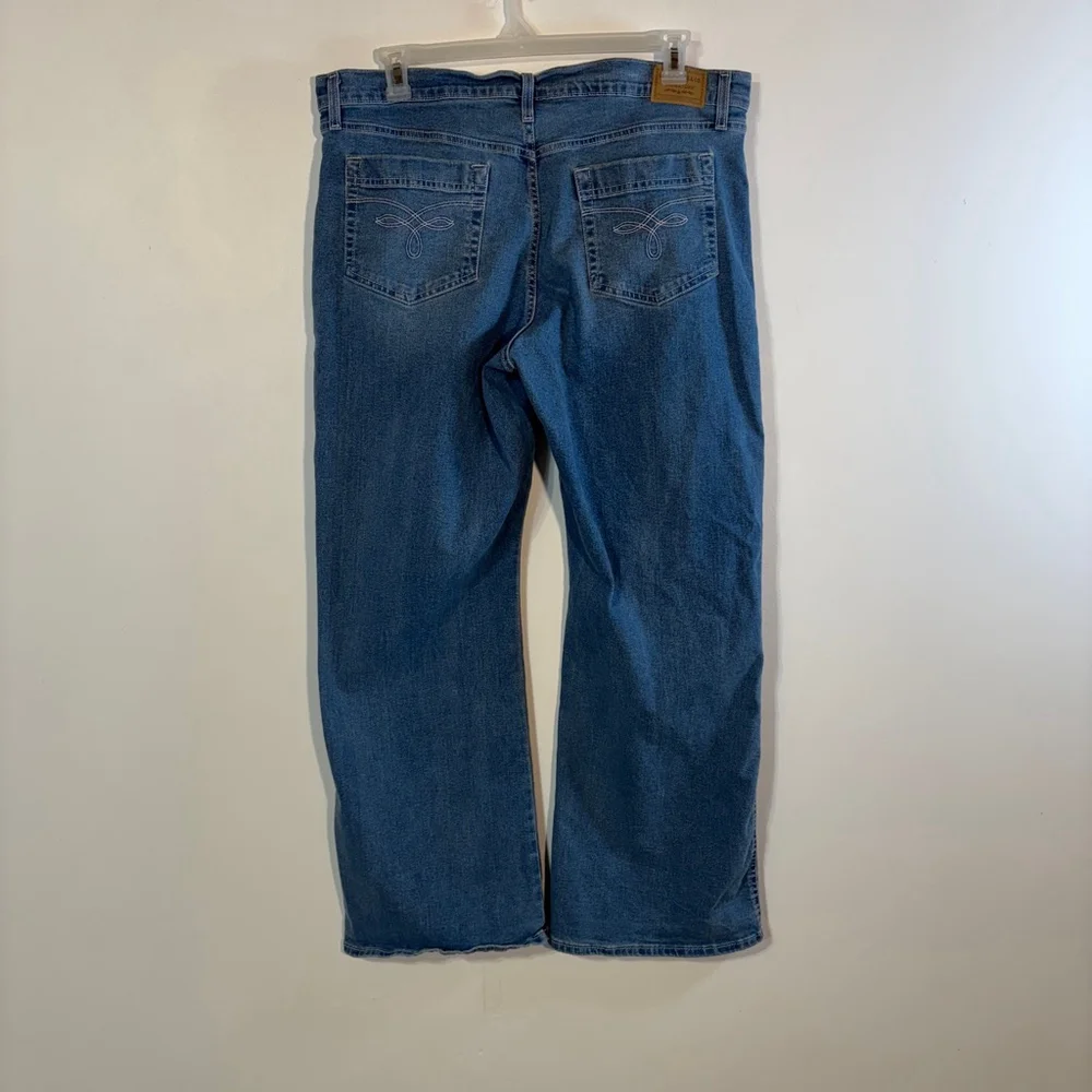 Levi’s Vintage Relaxed Bootcut Blue Jeans Women’s Size 16 Zipper Fly Wide Leg